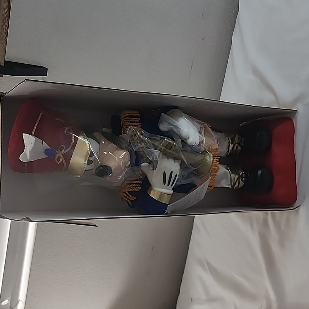 BNIB Rare Disney Battery Operated Musical Goofy Nutcracker Style Figurine